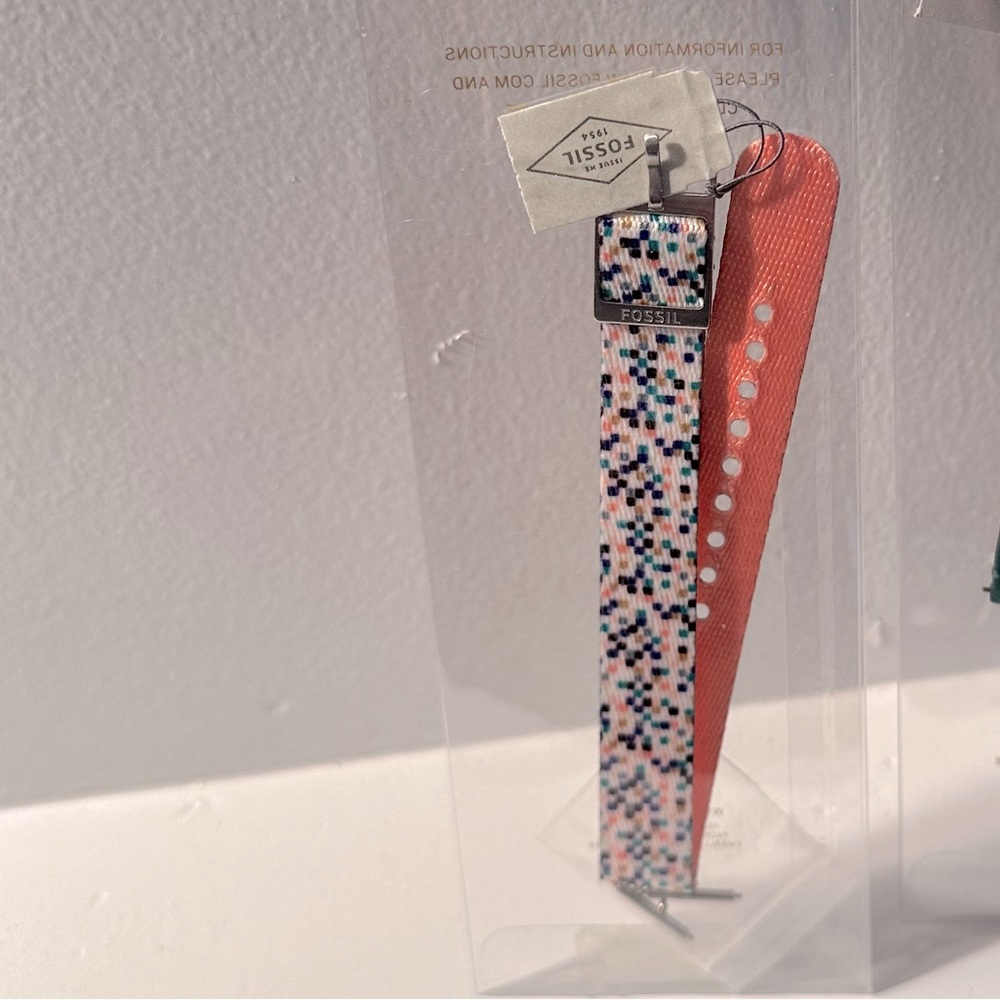 One sharp, eye catching watch strap from Fossil 🩷🩵